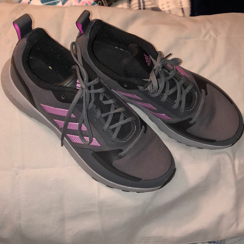 Addidas tennis shoes